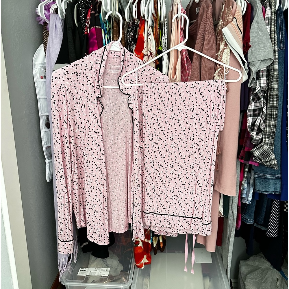 Victoria’s Secret pajama set (M)